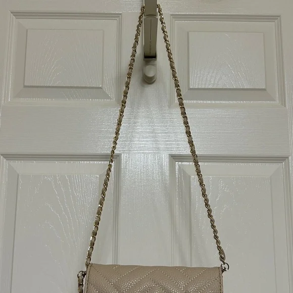 BCBG Paris Quilted Crossbody Bag in Creamy Beige - Wristlet Strap Woven Chain - Picture 4 of 11